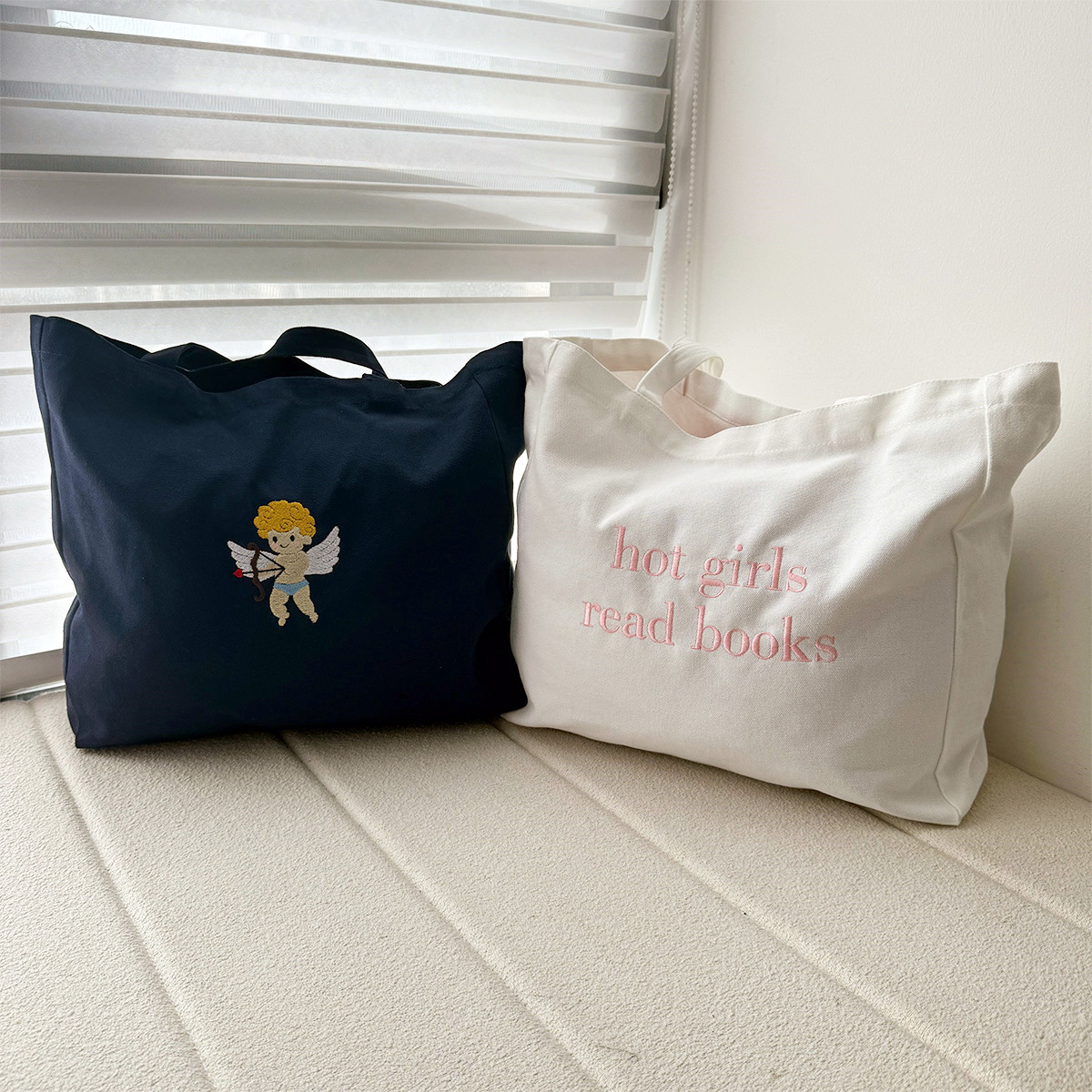 Hot Girls leggi libri lettere  - Women Bags Ck recensione e prezzo